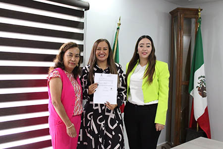 La presidenta municipal Edith Escárcega entregó oficialmente el oficio que aprueba la construcción de un domo en la primaria Raúl Armendáriz, obra que brindará a los alumnos un espacio seguro para actividades cívicas, culturales y deportivas, protegiéndolos del sol y la lluvia.