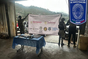 La Célula BOI, en coordinación con Ejército y Guardia Nacional, aseguró un fusil, cargadores y más de 250 cartuchos en Guadalupe y Calvo, tras localizar un punto de halconeo en un cerro.