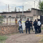Autoridades localizaron sin vida a Rubén P. T., de 82 años, en su casa en Nuevo Casas Grandes. El cuerpo presentaba signos de extrema violencia, con mutilaciones y heridas graves. La Fiscalía de Chihuahua investiga este crimen que ha conmocionado a la comunidad.