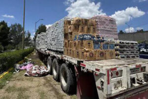 Durante la madrugada, la Secretaría de Seguridad Pública del Estado interceptó un tractocamión con un cargamento completo de cerveza. Descubre por qué fue detenido el chofer y a dónde fue trasladada la mercancía.