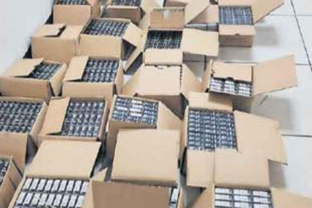 Autoridades en Puerto Palomas, Chihuahua, aseguraron 40 mil cartuchos ocultos en cajas de refresco y detuvieron a dos personas, uno menor de edad, al intentar ingresarlos a México.