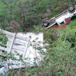 Una camioneta del DIF municipal se desbarrancó en Madera, dejando un muerto y tres heridos. El accidente ocurrió este domingo y ya es investigado por autoridades locales.
