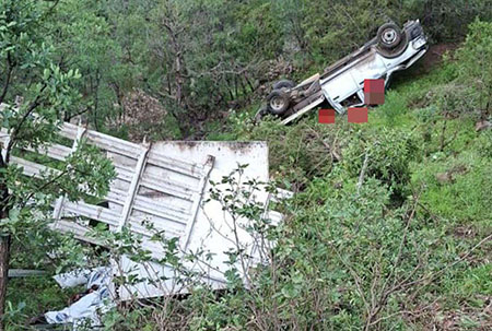 Una camioneta del DIF municipal se desbarrancó en Madera, dejando un muerto y tres heridos. El accidente ocurrió este domingo y ya es investigado por autoridades locales.