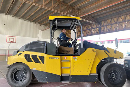 La SICT en Chihuahua recibió la extendedora BF600 de Bomag, segunda máquina del tren alemán para rehabilitar la carretera El Sueco–Janos.