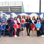 Con temática de Súper Héroes, se llevó a cabo la Caravana de Candidatas a Reina de la Feria NCG 2025. El evento llenó de color, música y alegría las calles.