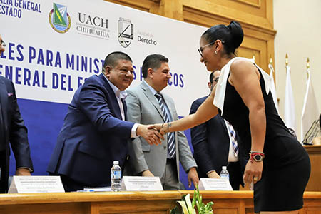 La Fiscalía de Chihuahua entregó manuales a Ministerios Públicos y diplomas a 130 agentes tras concluir curso de Teoría del Delito, en evento encabezado por César Jáuregui.