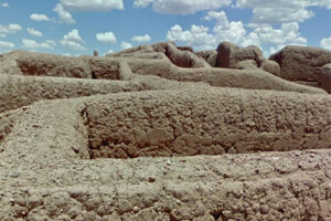 Explora Paquimé en Chihuahua, Patrimonio Mundial de la UNESCO, y descubre su legado cultural junto a museos y cuevas que revelan la grandeza de una civilización prehispánica en el desierto del norte de México.