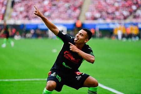 Chivas volvió a perder en casa, esta vez 2-1 ante FC Juárez. El equipo de Gabriel Milito se hunde en la tabla del Apertura 2025 con un polémico penalti en contra y fallas ofensivas que frustraron a su afición.