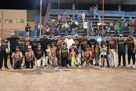 Casas Grandes celebró con éxito el Juego de Estrellas del softbol municipal. Zona Norte venció 12-9 a la Zona Sur y se entregaron premios a jugadores destacados.