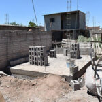En Nuevo Casas Grandes avanzan las obras de construcción de dormitorios gratuitos con el programa FAISMUN, beneficiando a familias de escasos recursos.