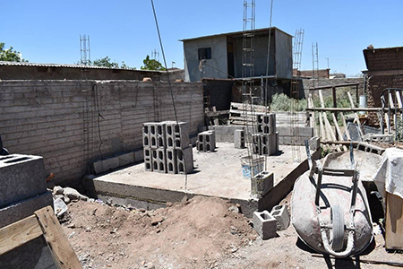 En Nuevo Casas Grandes avanzan las obras de construcción de dormitorios gratuitos con el programa FAISMUN, beneficiando a familias de escasos recursos.