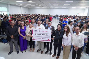El alcalde Cruz Pérez Cuéllar entregó 524 becas de acceso universitario a estudiantes del ITCJ en Ciudad Juárez, un programa único en México que cubre el costo de inscripción.