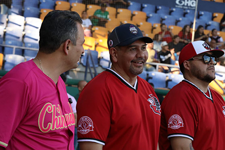 El alcalde Cruz Pérez Cuéllar felicitó a los Indios de Juárez tras vencer a Dorados en la gran final del Campeonato Estatal de Beisbol 2025.