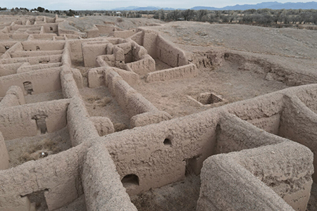 La Sierra Tarahumara resguarda sitios arqueológicos como Paquimé, 40 Casas y Cueva de la Olla. Estas maravillas prehispánicas revelan la grandeza del norte de México para viajeros en busca de historia y aventura.