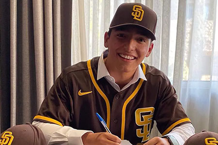 El pitcher Daniel Burciaga, de Madera, fue firmado por los Padres de San Diego y se destaca en las ligas menores con cifras sólidas en su temporada debut.