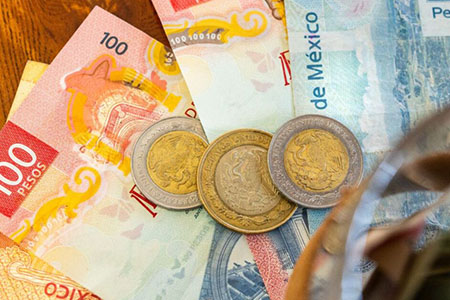 El salario mínimo en México subirá 12% en 2026. En la mayor parte del país será de 9,497 pesos mensuales y en la frontera norte de 14,303.91 pesos, consolidando a México entre los países con mejores sueldos mínimos de Latinoamérica.