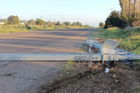 Un grupo armado derribó el arco Centinela en la carretera Guerrero–Madera, sin afectar las cámaras aún no instaladas. Las autoridades investigan este atentado contra la seguridad pública.