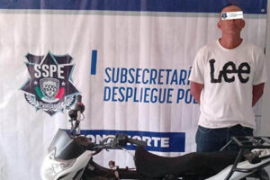 Operativo de la SSPE en Nuevo Casas Grandes dejó como saldo dos detenidos, tres motocicletas robadas recuperadas y droga incautada.