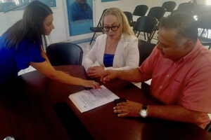Eduardo Varela Álvarez formalizó su registro como aspirante a la presidencia del Comité Municipal del PAN en Nuevo Casas Grandes, acompañado por Isela Orozco, candidata a la Secretaría.