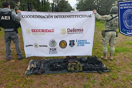En Guadalupe y Calvo, AEI y SEDENA aseguraron dos fusiles, cientos de cartuchos, cargadores y equipo táctico durante un operativo de seguridad. Los sujetos lograron escapar, pero el arsenal quedó en manos de la autoridad.