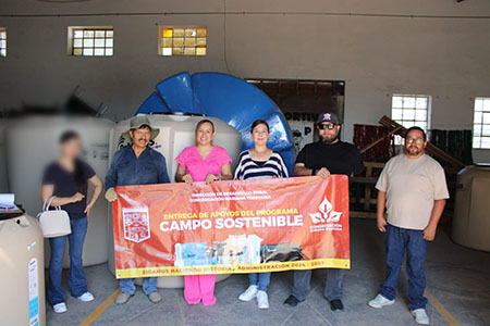 El Gobierno de NCG entregó 29 tinacos para mitigar el desabasto de agua, en un programa encabezado por Edith Escárcega y apoyado por la Asociación Mariana Trinitaria.