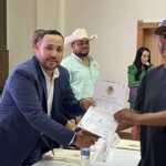 El alcalde de Casas Grandes, Roberto Lucero, entregó 60 nuevos títulos de propiedad, sumando 385 durante su administración. La acción brinda certeza jurídica a familias en la regularización de terrenos y viviendas.