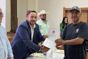El alcalde de Casas Grandes, Roberto Lucero, entregó 60 nuevos títulos de propiedad, sumando 385 durante su administración. La acción brinda certeza jurídica a familias en la regularización de terrenos y viviendas.
