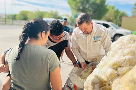 Gobierno de Galeana entrega cebolla sin costo a familias del municipio. La ayuda fue gestionada por el alcalde y cuenta con el respaldo de la Dirección de Desarrollo Rural y la donación de un productor local.