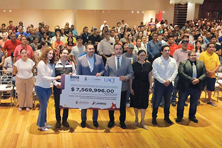 El Municipio de Juárez entregó 1,588 becas de inscripción a estudiantes de nuevo ingreso a la UACJ, con una inversión superior a los 7.5 millones de pesos.
