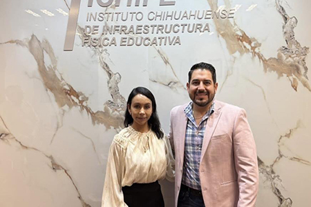 El ICHIFE entregó cubetas de pintura para escuelas en Ascensión, tras afectaciones por lluvias. La alcaldesa Ivonne de la Hoya gestionó el apoyo ante el director Luis Iván Ortega Ornelas.