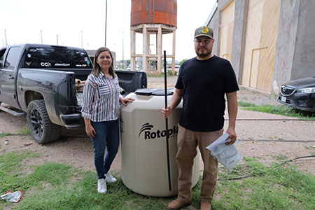 El Gobierno Municipal de Nuevo Casas Grandes entregó tinacos a familias beneficiadas a través del Programa de Subsidios, con el fin de mejorar el acceso al agua y promover un uso eficiente del recurso hídrico.