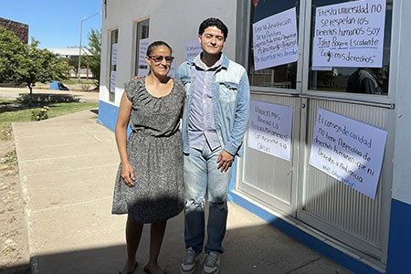 Un alumno de UPNECH en NCG denuncia que se le niega el ingreso pese a contar con un amparo federal que ordena su reincorporación; realiza plantón frente al campus.