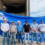El alcalde Francis Leany entregó maíz rolado a 27 productores ganaderos de Galeana con apoyo del Gobierno del Estado, para mejorar la alimentación del ganado.