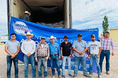 El alcalde Francis Leany entregó maíz rolado a 27 productores ganaderos de Galeana con apoyo del Gobierno del Estado, para mejorar la alimentación del ganado.
