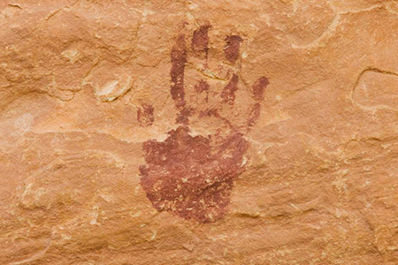 Arqueólogos descubren huella humana intacta en tumba egipcia de más de 4,000 años, mostrando la huella real de un trabajador del Antiguo Egipto.