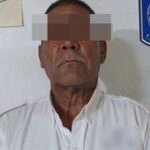 Luis Manuel L., de 59 años, fue detenido en Puerto Palomas por delitos de desobediencia y resistencia. Viajaba en una camioneta sin matrículas cuando se negó a detenerse ante policías investigadores.