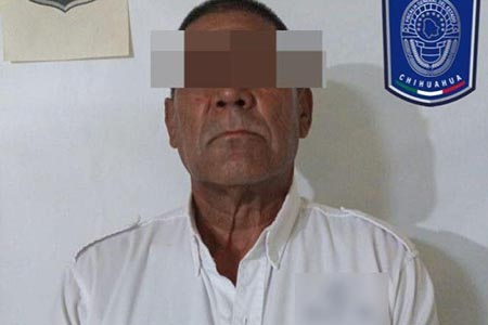 Luis Manuel L., de 59 años, fue detenido en Puerto Palomas por delitos de desobediencia y resistencia. Viajaba en una camioneta sin matrículas cuando se negó a detenerse ante policías investigadores.