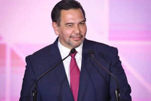 La zona escolar 105 de preescolar, que atiende a 19 kínderes en el noroeste de Chihuahua, recibió una computadora donada por Cruz Pérez Cuéllar. Descubre cómo esta herramienta fortalecerá la educación de cientos de niños en la región.