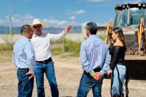 El alcalde de Galeana, Francis Leany, dio el arranque a la construcción del nuevo tanque elevado de 100 mil litros que abastecerá a la cabecera municipal, obra financiada con recursos estatales del FISE