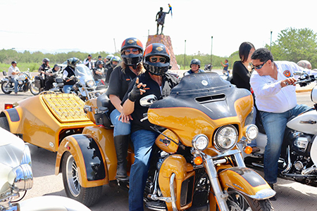 El presidente municipal de Casas Grandes dio inicio al Biker Fest Paquimé 2025 con la bendición de cascos y un recorrido por la zona serrana.