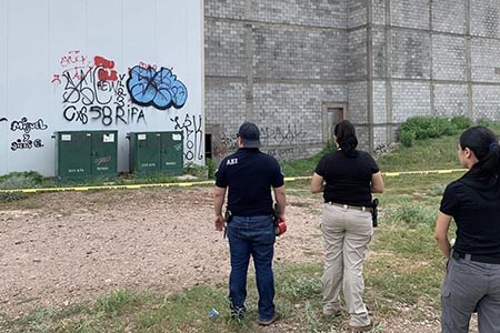 Una mujer de entre 25 y 30 años fue hallada sin vida en el Teatro de la Ciudad de NCG. Estaba sumergida parcialmente en un cuerpo de agua dentro de la obra negra. La víctima permanece sin identificar.