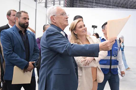 La gobernadora Maru Campos supervisó el avance del 80% del nuevo Centro de Convenciones de Cuauhtémoc, con inversión de 103.5 mdp y apertura prevista en noviembre.