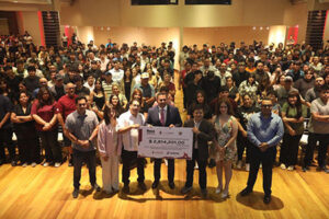 El alcalde Cruz Pérez Cuéllar entregó más de 2.8 millones de pesos en becas para estudiantes de la Universidad Tecnológica de Ciudad Juárez.
