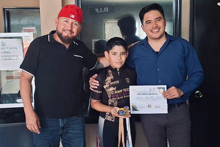 El ciclista infantil Mateo Robledo Villa se coronó campeón estatal 2025 en la Serial Ruta Infantil y representará a Chihuahua en la etapa nacional en Querétaro. Puerto Palomas celebra con orgullo su logro.