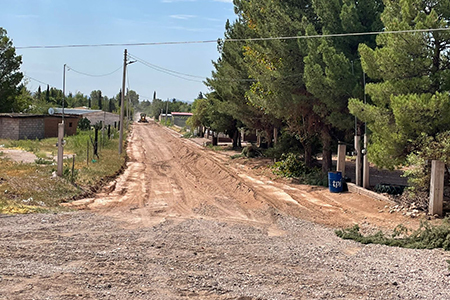 Avanzan los trabajos de pavimentación con concreto hidráulico en la calle Hidalgo de Janos, mejorando la conectividad y seguridad vial.