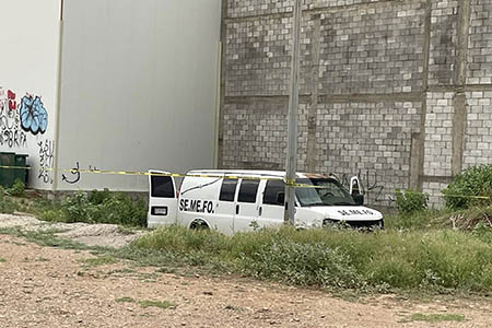 El médico legista confirmó que la mujer localizada sin vida en el teatro de la ciudad de Nuevo Casas Grandes falleció por un infarto, aunque aún no ha sido identificada oficialmente.
