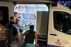 Una mujer resultó lesionada tras lanzarse de un auto en movimiento en el sur de Chihuahua, luego de una discusión con su pareja sentimental.
