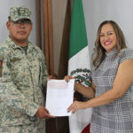 Edith Escárcega entrega apoyo económico al 35 Batallón de Infantería para licencias de conducir, fortaleciendo la colaboración con SEDENA.