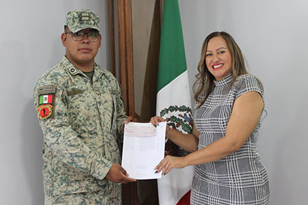 Edith Escárcega entrega apoyo económico al 35 Batallón de Infantería para licencias de conducir, fortaleciendo la colaboración con SEDENA.