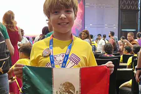 Leonardo Tinajero, de Chihuahua, gana el segundo lugar en el Campeonato Internacional de Cálculo Mental 2025 en Camboya.